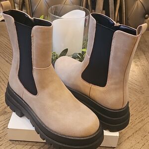 Tan Chelsea Boots Size 7 NWOT Dirty Laundry